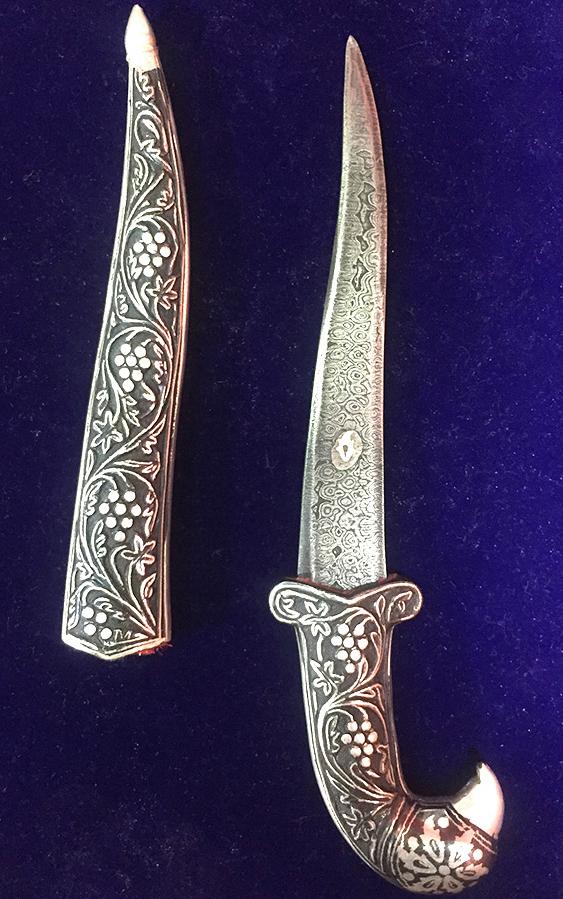 Damascus steel surface with koftgari motif