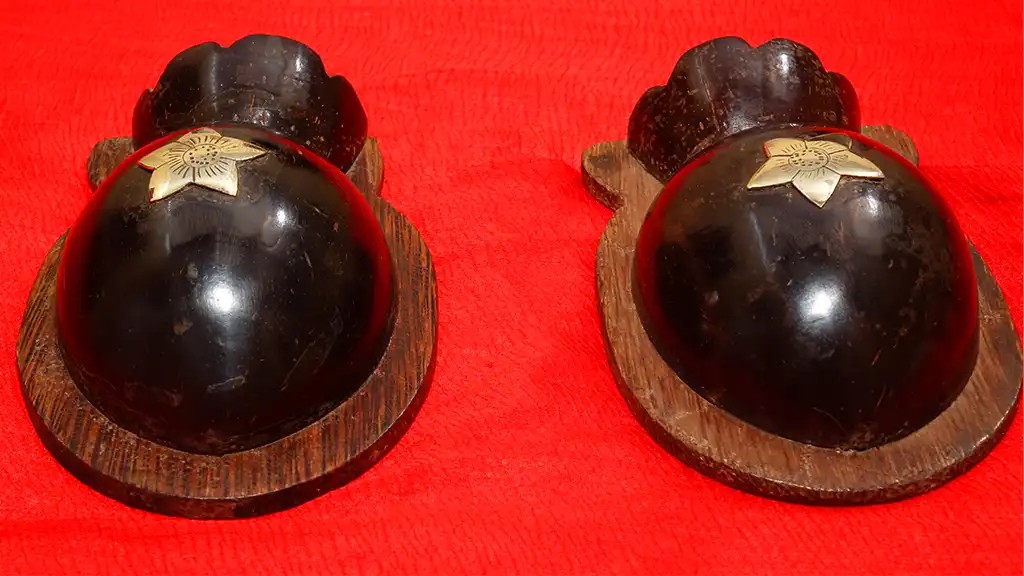 Brass-broidered coconut shell craft detail 1