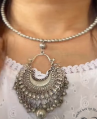 Costume jewellery piece 1